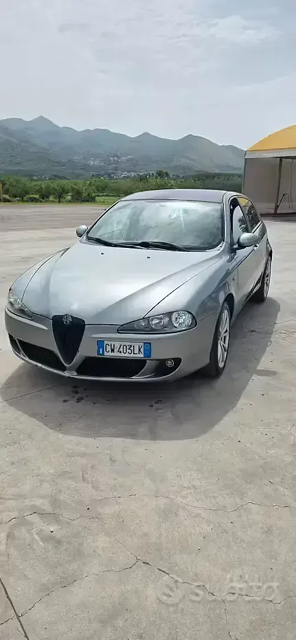 Usata Alfa Romeo 147 150 CV (110 kW) 2005 Grigio Utilitaria