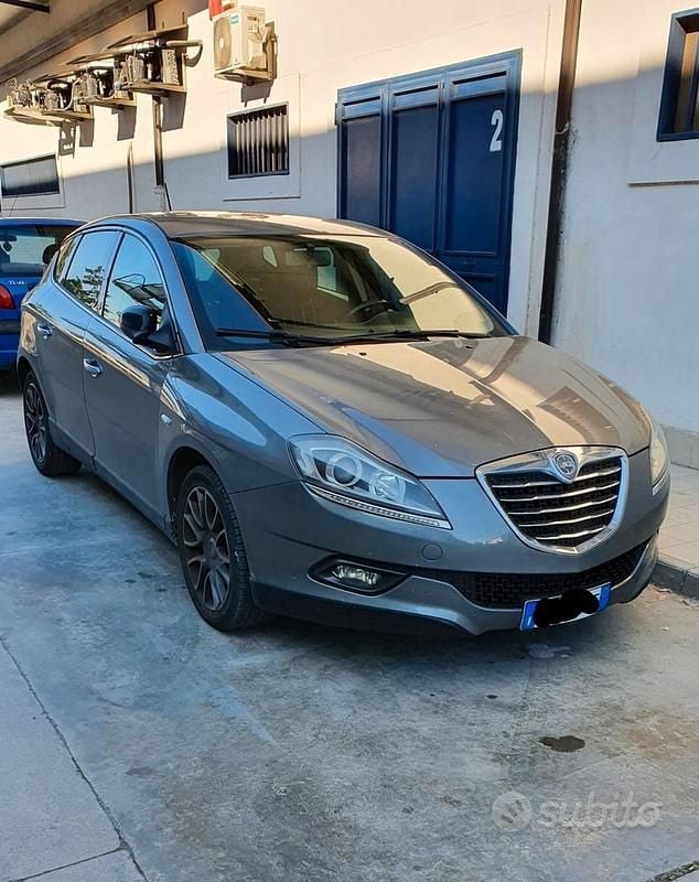 Usata Lancia Delta 120 CV (88 kW) 2011 Grigio Utilitaria