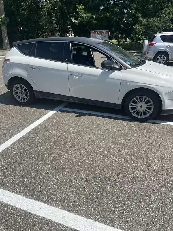 Usata Lancia Delta 105 CV (77 kW) 2013 Utilitaria