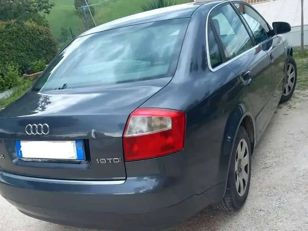 Usata Audi A4 Ambiente 131 CV (96 kW) 2003 Grigio Berlina
