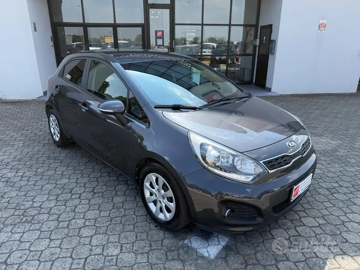 Usata Kia Rio 90 CV (66 kW) 2015 Grigio Berlina