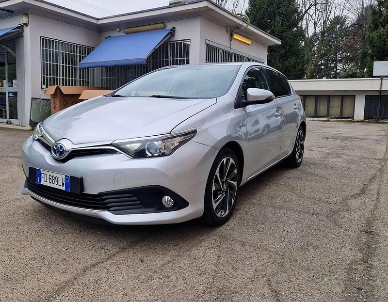 Usata Toyota Auris Hybrid Active 99 CV (72 kW) 2016 Grigio Berlina
