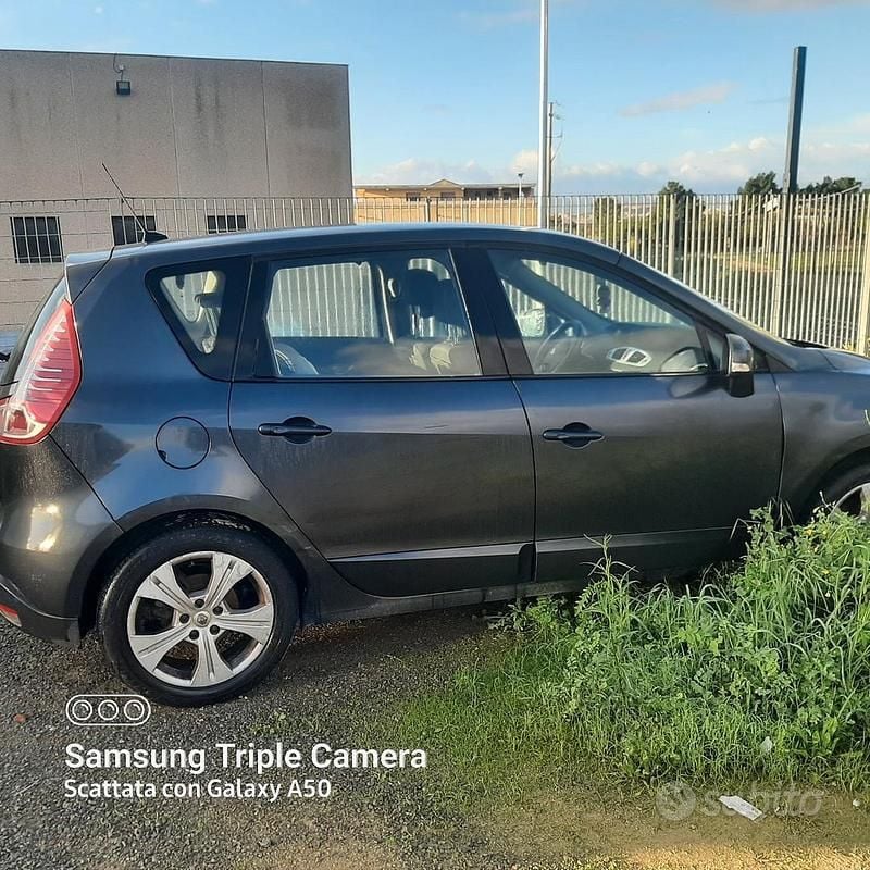 Usata Renault Scénic III 110 CV (80 kW) 2010 Grigio Monovolume