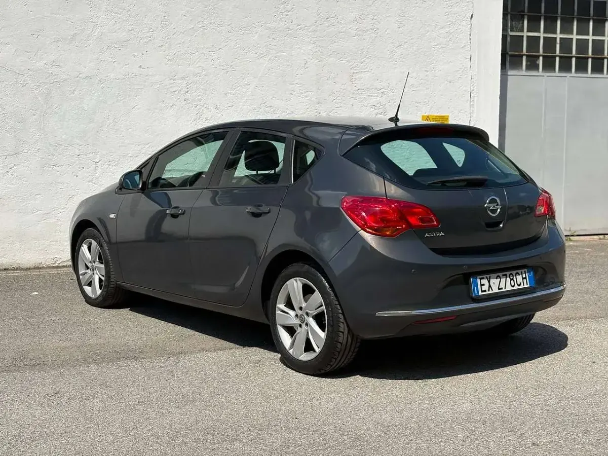 Usata Opel Astra 140 CV (102 kW) 2014 Grigio Berlina