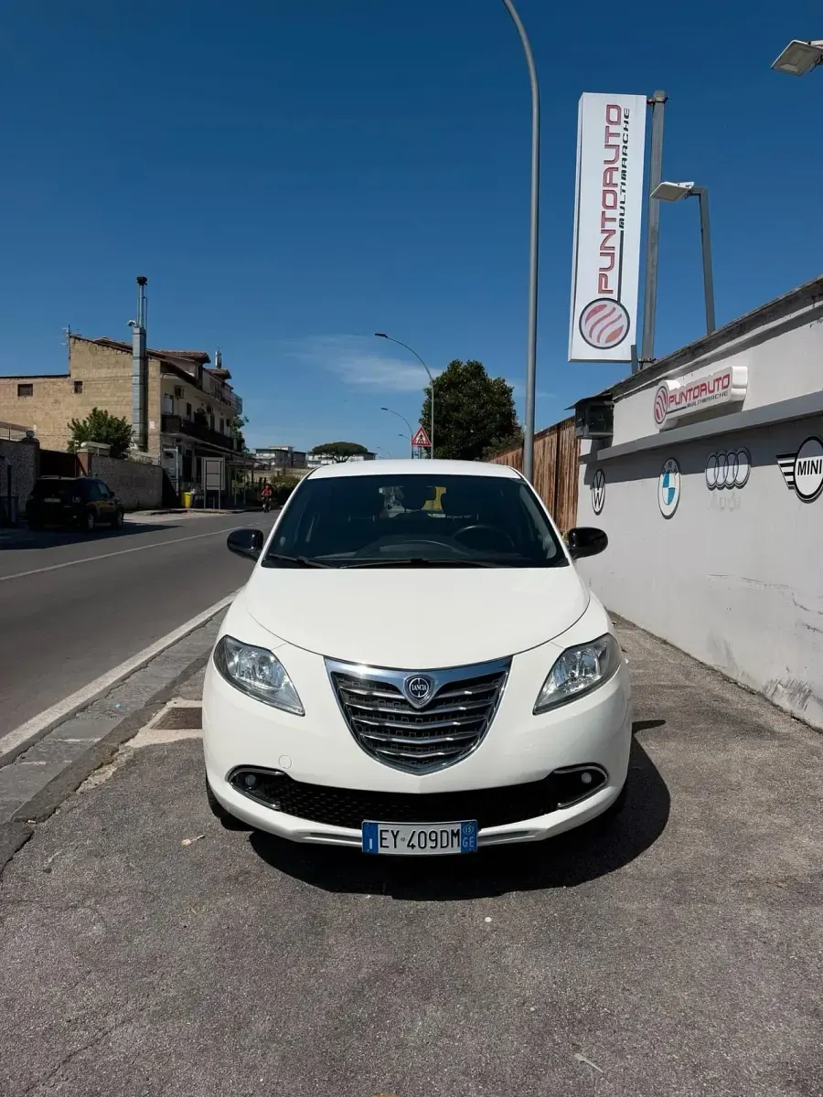 Usata Lancia Ypsilon Gold 95 CV (69 kW) 2015 Bianco Utilitaria