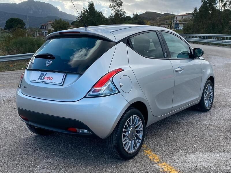Usata Lancia Ypsilon 95 CV (69 kW) 2012 Grigio Utilitaria