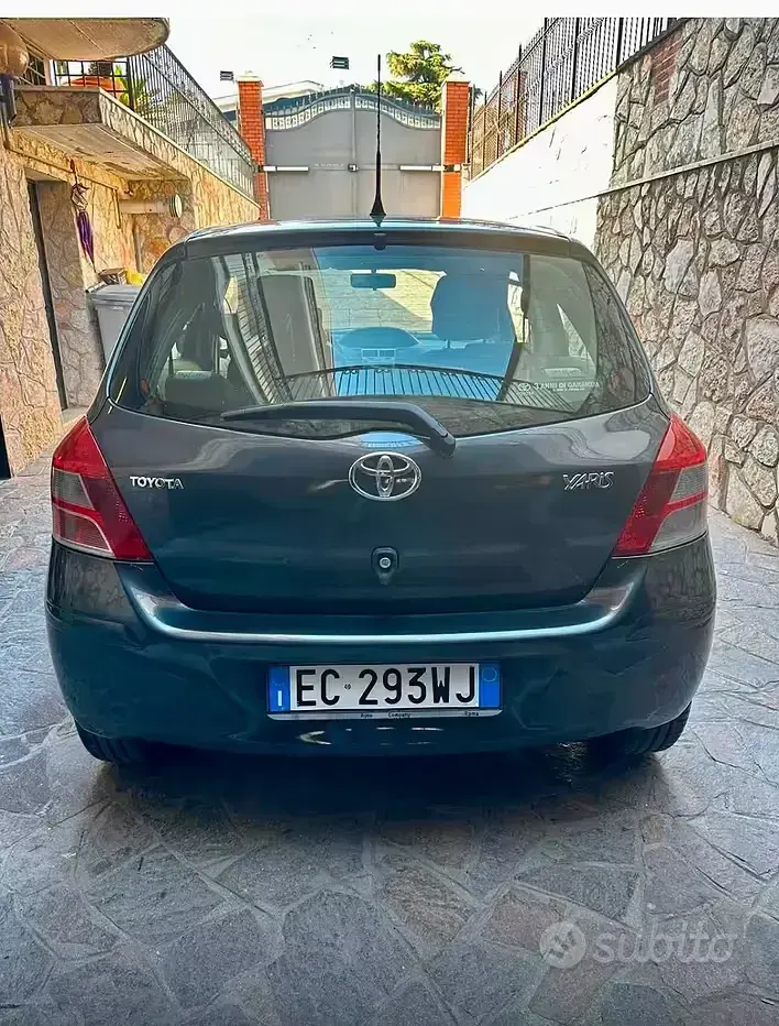 Usata Toyota Yaris 65 CV (47 kW) 2010 Grigio Utilitaria