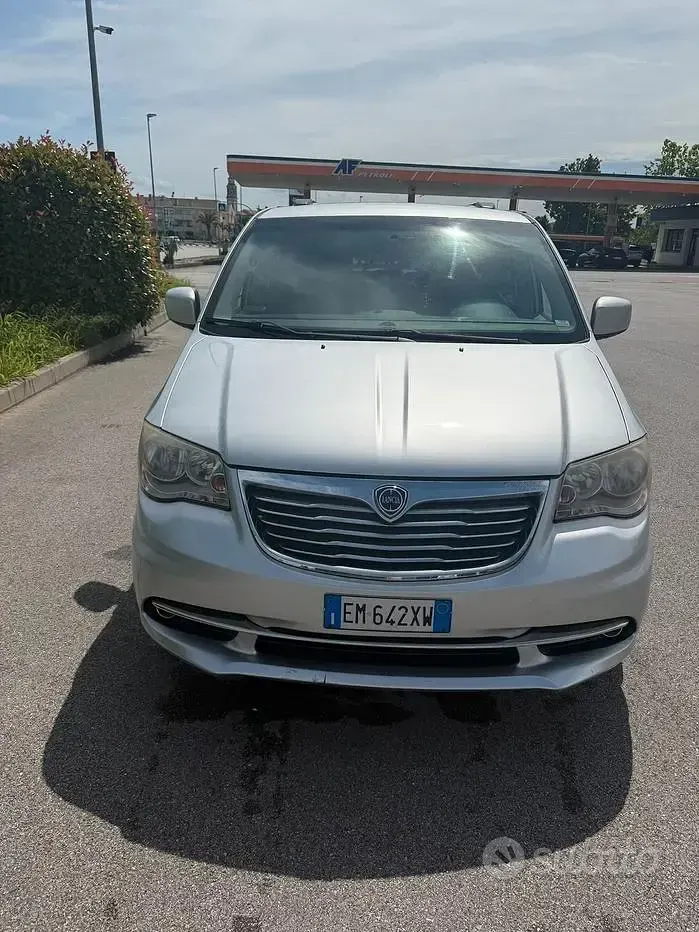 Usata Lancia Voyager Gold 163 CV (119 kW) 2012 Grigio Monovolume