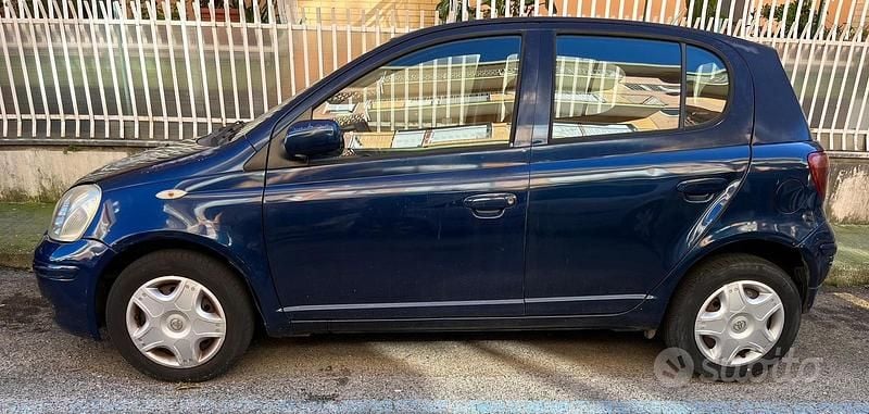 Blu Usata 2005 Toyota Yaris Due volumi | 1100 € - Immagine 1/4