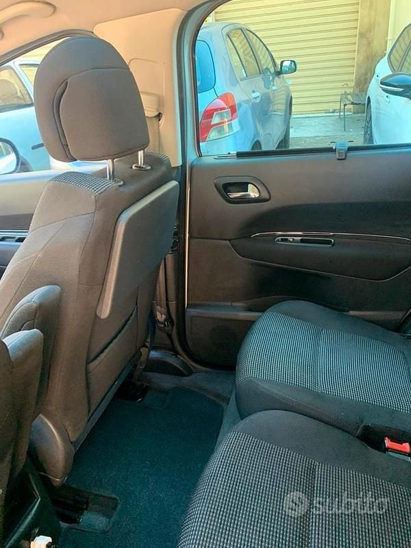 Usata Peugeot 5008 Business-Line 150 CV (110 kW) 2011 Grigio Monovolume