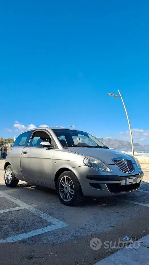 Usata Lancia Ypsilon 75 CV (55 kW) 2004 Grigio Utilitaria