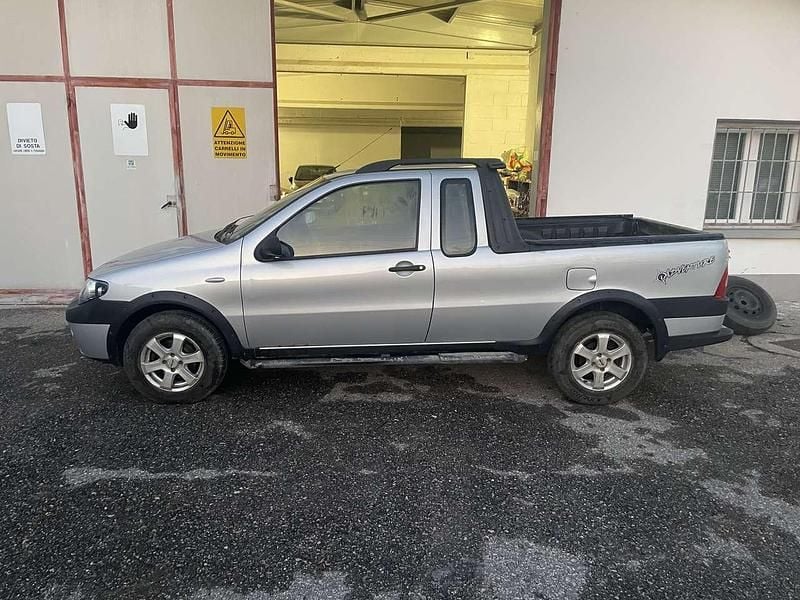Usata Fiat Strada 95 CV (69 kW) 2006 Argento Pick-up