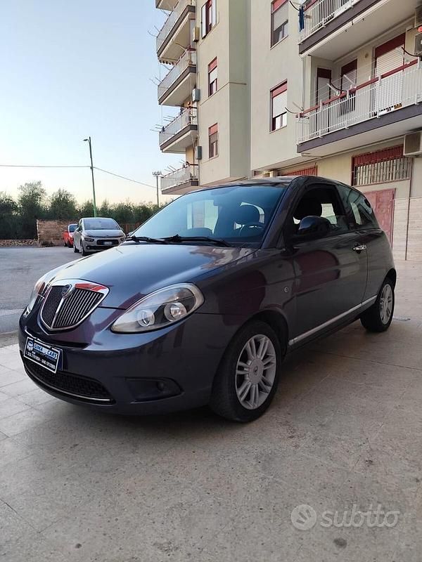 Usata Lancia Ypsilon 75 CV (55 kW) 2012 Grigio Utilitaria