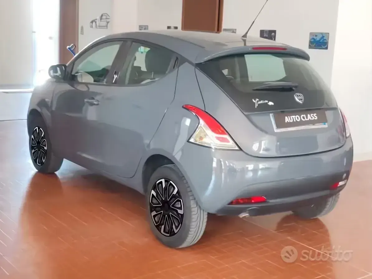 Usata Lancia Ypsilon 80 CV (58 kW) 2015 Grigio Utilitaria