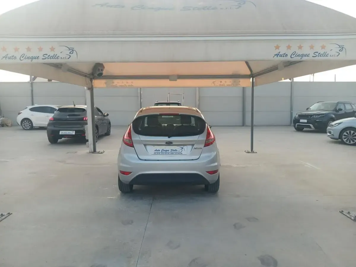 Usata Ford Fiesta 92 CV (67 kW) 2010 Grigio Berlina