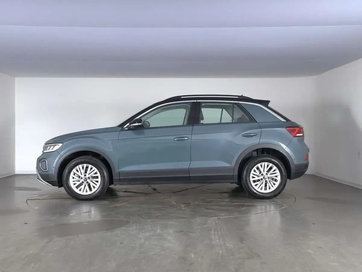Usata VW T-Roc Life 150 CV (110 kW) 2025 Petroleum blue metallizzato nero SUV