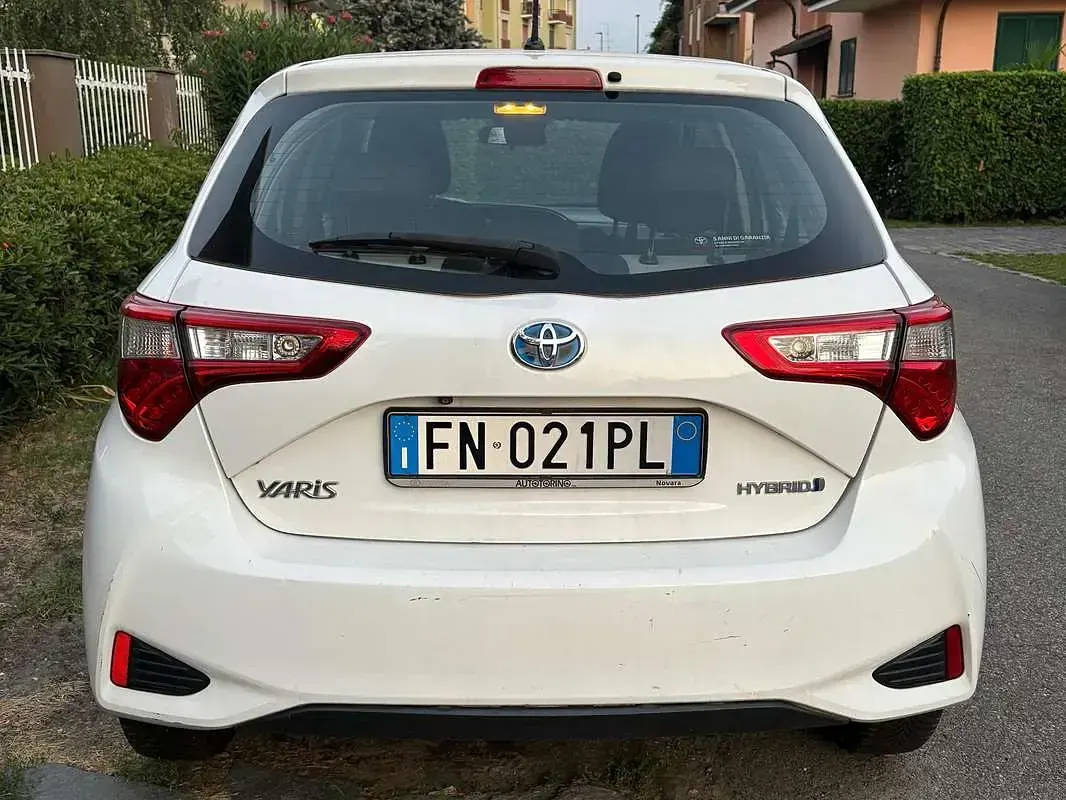 Usata Toyota Yaris Hybrid Active 73 CV (53 kW) 2018 Bianco Berlina