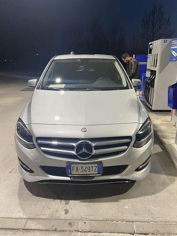 Usata Mercedes 200 272 CV (200 kW) 2015 Argento Monovolume