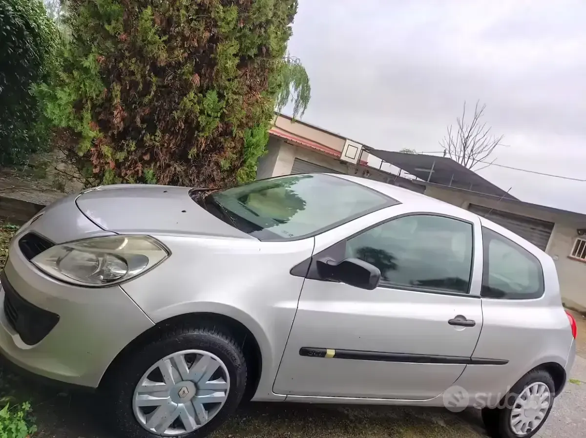 Usata Renault Clio II 85 CV (62 kW) 2006 Grigio Berlina
