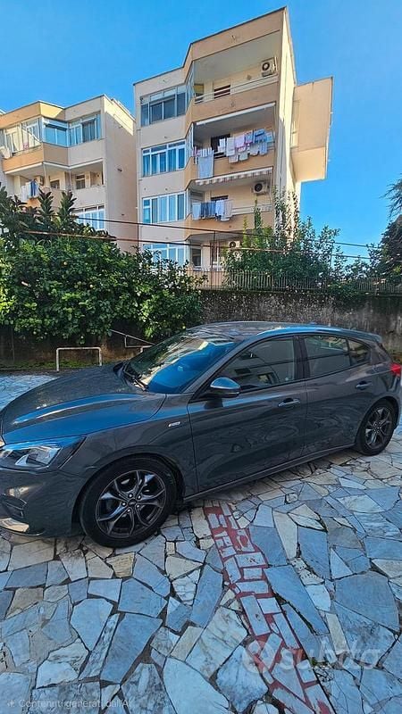 Grigio Usata 2019 Ford Focus ST-Line Berlina | 15.900 € (Buon prezzo) - Immagine 1/4