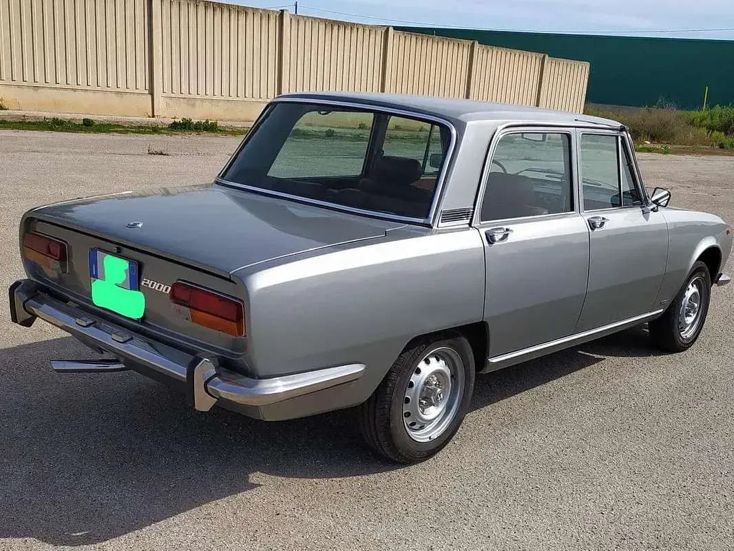 Usata Alfa Romeo 2000 131 CV (96 kW) 1972 Grigio Berlina