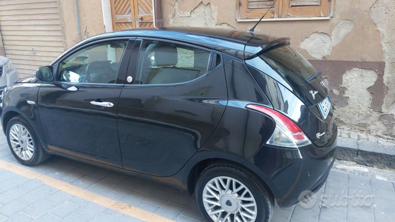 Usata Lancia Ypsilon 69 CV (50 kW) 2015 Nero Utilitaria