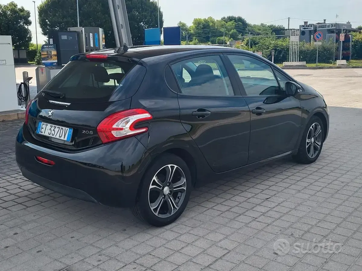 Usata Peugeot 208 Active 68 CV (50 kW) 2013 Nero Utilitaria