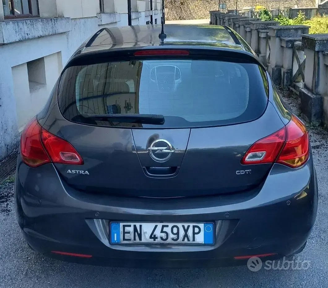 Usata Opel Astra 110 CV (80 kW) 2012 Grigio Berlina
