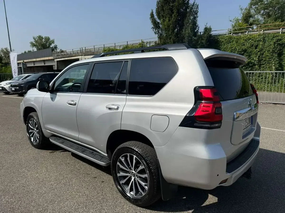 Usata Toyota Land Cruiser Executive 204 CV (150 kW) 2022 Argento SUV