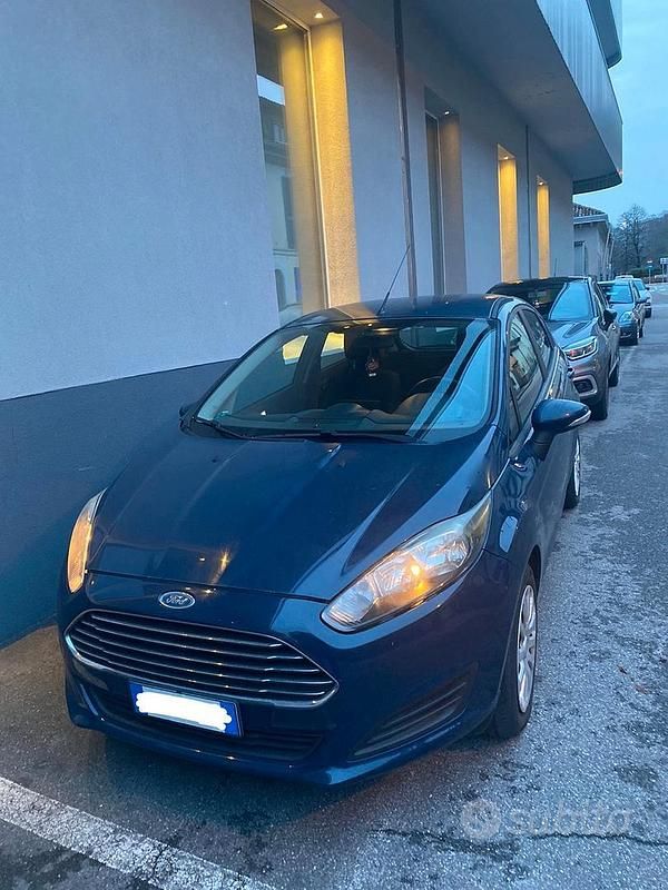 Usata Ford Fiesta 92 CV (67 kW) 2015 Blu Berlina