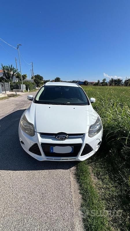 Usata Ford Focus 116 CV (85 kW) 2014 Bianco Station wagon