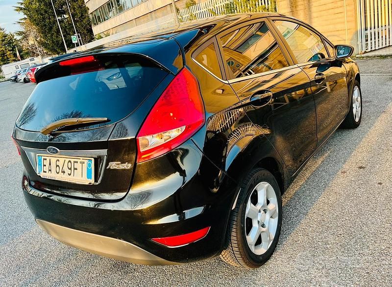 Usata Ford Fiesta Titanium 68 CV (50 kW) 2010 Nero Utilitaria
