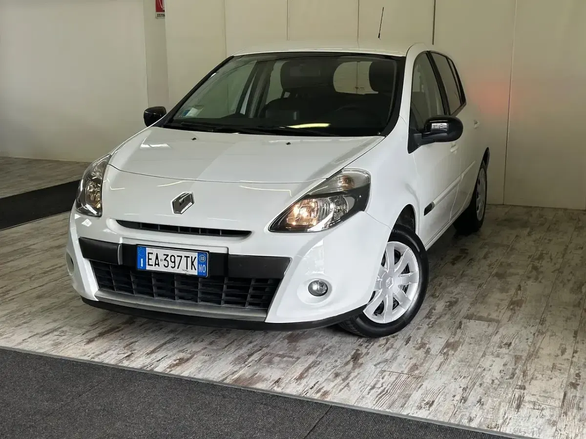 Usata Renault Clio II Luxe 75 CV (55 kW) 2010 Bianco Berlina