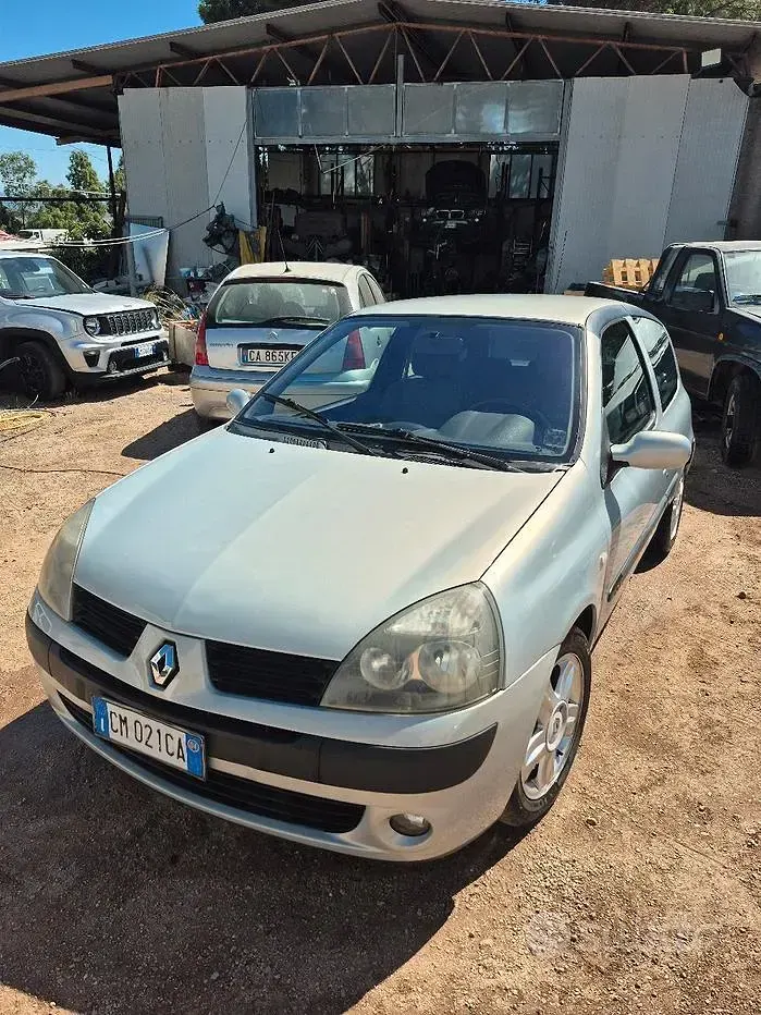 Usata Renault Clio II 100 CV (73 kW) 2004 Grigio Berlina