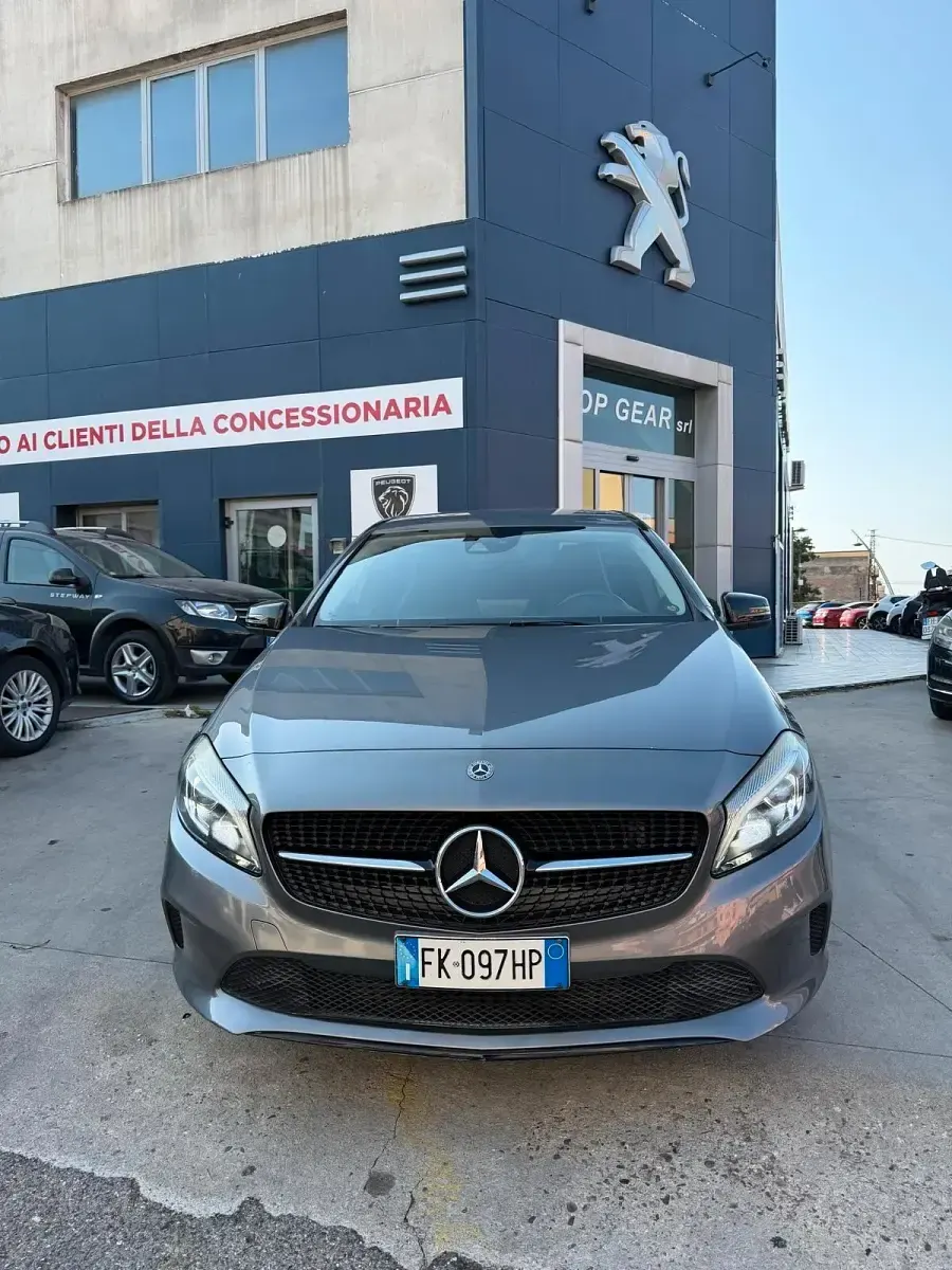 Usata Mercedes A180 Premium 109 CV (80 kW) 2017 Marrone Utilitaria