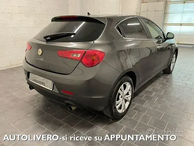 Usata Alfa Romeo Giulietta Distinctive 170 CV (125 kW) 2011 Grigio Utilitaria