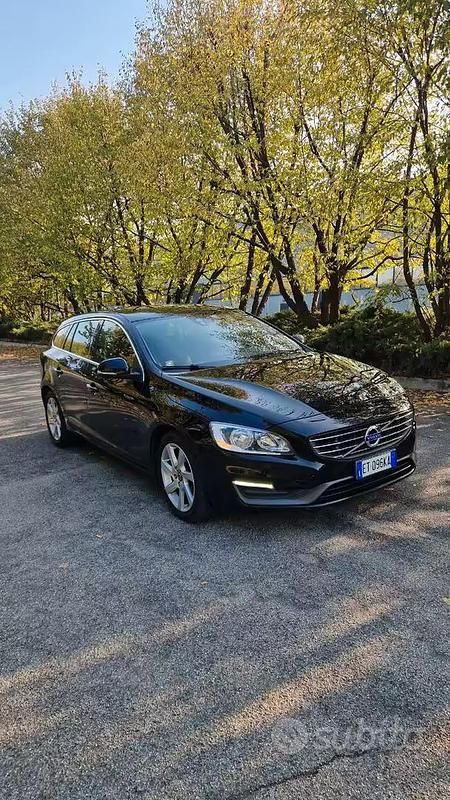 Usata Volvo V60 Momentum 136 CV (100 kW) 2014 Nero Station wagon