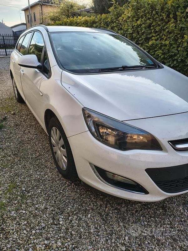 Usata Opel Astra 110 CV (80 kW) 2013 Bianco Station wagon