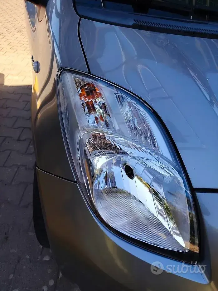 Usata Toyota Yaris 90 CV (66 kW) 2006 Grigio Berlina