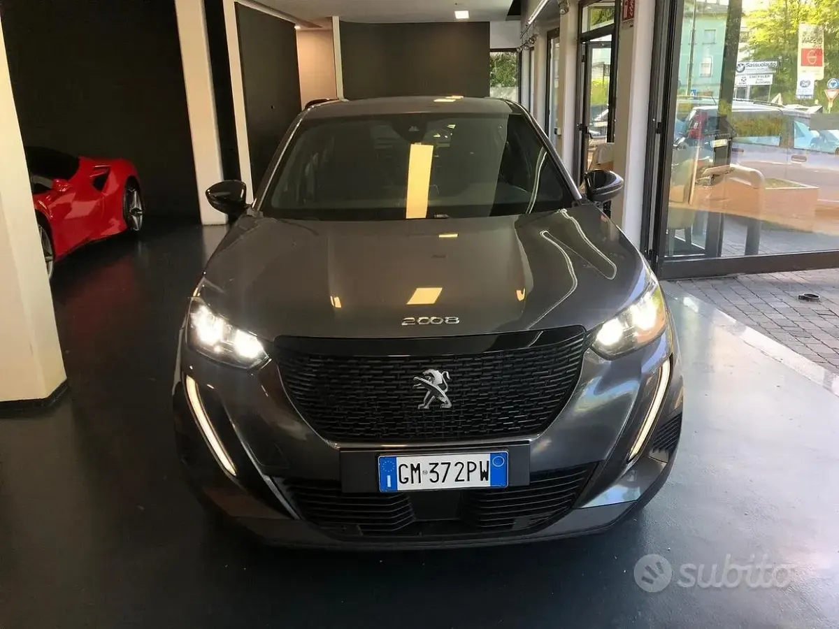 Usata Peugeot 2008 Allure 101 CV (74 kW) 2023 Grigio SUV