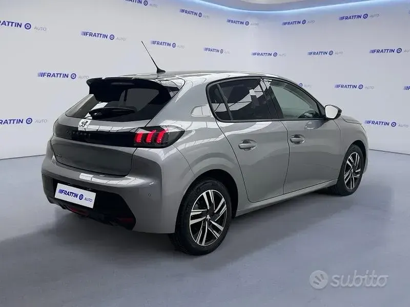 Usata Peugeot 208 Allure 101 CV (74 kW) 2023 Gray Utilitaria