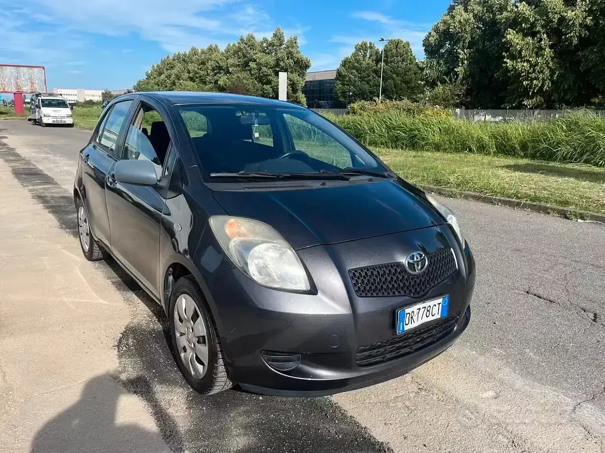 Usata Toyota Yaris 69 CV (50 kW) 2008 Grigio Utilitaria