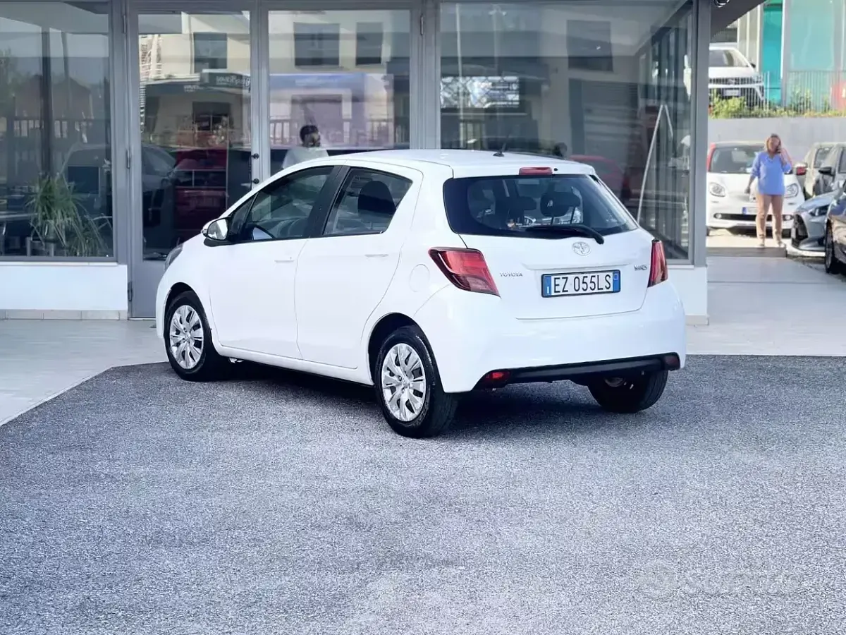 Usata Toyota Yaris 69 CV (50 kW) 2015 Grigio Utilitaria