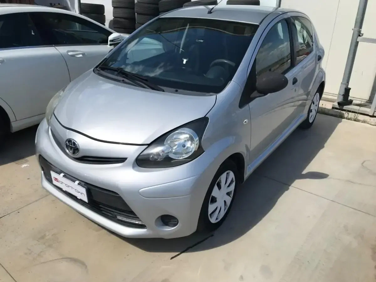 Usata Toyota Aygo Connect Style 67 CV (49 kW) 2012 Argento Utilitaria