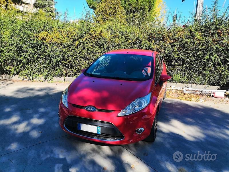 Usata Ford Fiesta Titanium 82 CV (60 kW) 2009 Rosso Utilitaria