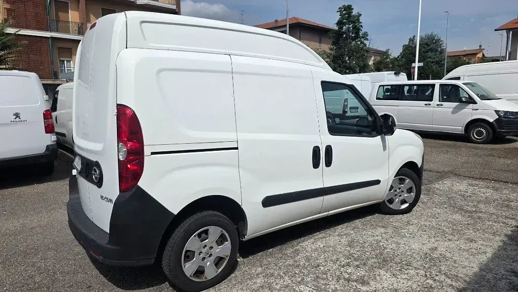 Usata Opel Combo 105 CV (77 kW) 2017 Bianco / pastello Monovolume