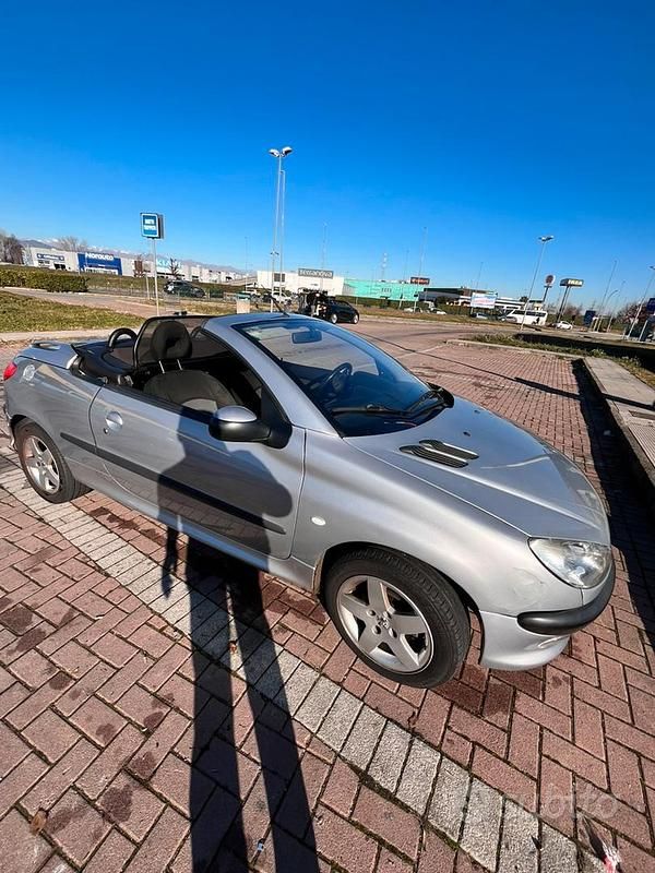 Usata Peugeot 206 CC 110 CV (80 kW) 2001 Grigio Cabrio