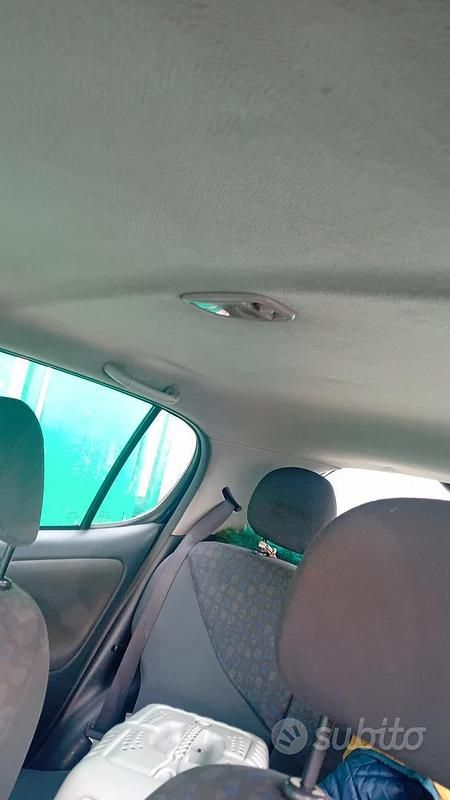 Blu Usata 2003 Toyota Yaris Tre volumi | 1500 € (Ottimo prezzo) - Immagine 1/4