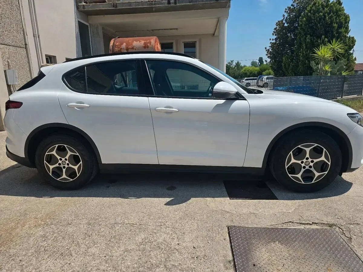 Usata Alfa Romeo Stelvio Business 160 CV (117 kW) 2022 Bianco SUV