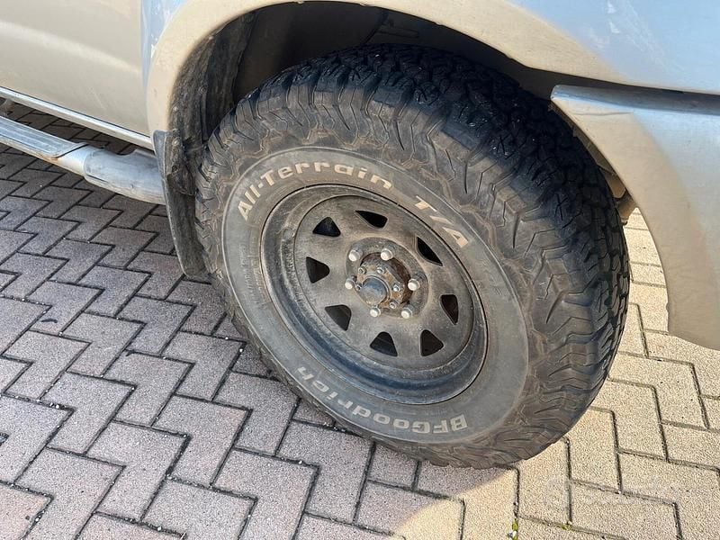 Usata Nissan Navara 133 CV (97 kW) 2005 Grigio Pick-up